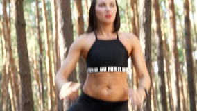 Het portret, mooie, atletische, sexy jonge vrouw, bus, instructeur, presteert, doend oefeningen met geschiktheids trx systeem stock video Het portret, mooie, atletische, sexy jonge vrouw, bus, instructeur, presteert, doend oefeningen met geschiktheids trx systeem stock video