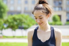Het portret van de close-up van het gelukkige jonge vrouw glimlachen stock afbeelding Het portret van de close-up van het gelukkige jonge vrouw glimlachen stock afbeelding