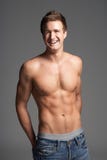 Het Portret van de studio van de Naakte Chested Spier Jonge Mens stock afbeeldingen Het Portret van de studio van de Naakte Chested Spier Jonge Mens stock afbeeldingen