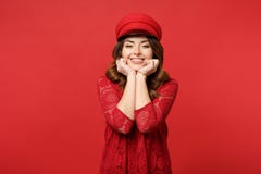 Het portret van het glimlachen van vrij jonge die vrouw in kantkleding en GLB zette handsteun op kin op op heldere rode muur word stock foto Het portret van het glimlachen van vrij jonge die vrouw in kantkleding en GLB zette handsteun op kin op op heldere rode muur word stock foto
