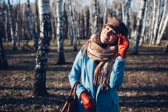 Het portret van jonge mooie vrouw in de herfst blye bedekt met een laag De foto van de manier stock afbeelding Het portret van jonge mooie vrouw in de herfst blye bedekt met een laag De foto van de manier stock afbeelding