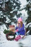 Het portret van meisje in de winter bosmeisje draagt een Kerstboom en stelt met slee voor stock afbeeldingen Het portret van meisje in de winter bosmeisje draagt een Kerstboom en stelt met slee voor stock afbeeldingen