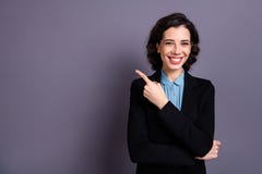 Het portret van positieve vrolijke tevreden zoete ondernemer vindt raad van de inhouds de zwarte blazer freelancer beslist kiest stock fotografie Het portret van positieve vrolijke tevreden zoete ondernemer vindt raad van de inhouds de zwarte blazer freelancer beslist kiest stock fotografie