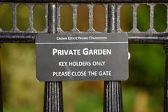 Het privé teken van Tuin zeer belangrijke houders slechts op Crescent Gardens dichtbij Regent's Park, Londen royalty-vrije stock fotografie Het privé teken van Tuin zeer belangrijke houders slechts op Crescent Gardens dichtbij Regent's Park, Londen royalty-vrije stock fotografie