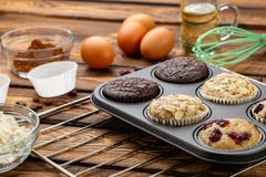 Het proces om muffins in heldere siliconevormen te maken Het koken procédé Voorbereidingsstadium royalty-vrije stock fotografie Het proces om muffins in heldere siliconevormen te maken Het koken procédé Voorbereidingsstadium royalty-vrije stock fotografie