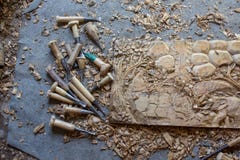Het Proces van Houten hand-Snijdende Olifanten 3D Houten Hand sneed het Comité van het Muurdecor Hand - gemaakte Teak Houten Muur royalty-vrije stock afbeeldingen Het Proces van Houten hand-Snijdende Olifanten 3D Houten Hand sneed het Comité van het Muurdecor Hand - gemaakte Teak Houten Muur royalty-vrije stock afbeeldingen