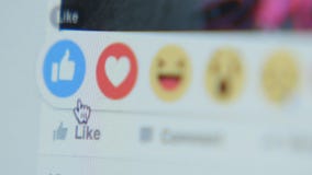 Het raken aan het pictogram als in Facebook - sluit omhoog, kant stock footage Het raken aan het pictogram als in Facebook - sluit omhoog, kant stock footage