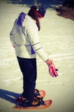 Het regelmatige meisje controleert sneeuwschoenen met uitstekend effect royalty-vrije stock fotografie Het regelmatige meisje controleert sneeuwschoenen met uitstekend effect royalty-vrije stock fotografie