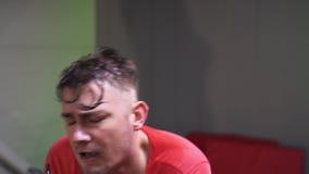 Het rijpe uitgeputte het zweten rood t-shirted mensenlooppas op tredmolen in gymnastiek stock video Het rijpe uitgeputte het zweten rood t-shirted mensenlooppas op tredmolen in gymnastiek stock video