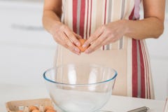 Het rijpe vrouw koken scherp voor familie stock foto's Het rijpe vrouw koken scherp voor familie stock foto's