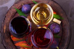 Het rood, nam en witte glazen wijn toe Druif, fig., noten en bladeren op oud houten vat Mening van hierboven, hoogste studioschot Royalty-vrije Stock Afbeeldingen Het rood, nam en witte glazen wijn toe Druif, fig., noten en bladeren op oud houten vat Mening van hierboven, hoogste studioschot Royalty-vrije Stock Afbeeldingen