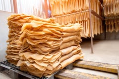 Het rubberblad is gemaakt aan rubberblad dat aan de rubberplant moet worden verkocht royalty-vrije stock afbeelding Het rubberblad is gemaakt aan rubberblad dat aan de rubberplant moet worden verkocht royalty-vrije stock afbeelding