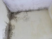 Het ruimtedak lekt Vorm op het plafond stock afbeeldingen Het ruimtedak lekt Vorm op het plafond stock afbeeldingen