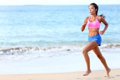 Het runnen van de Bepaalde Jogging van de Vrouwenagent op Strand stock afbeeldingen Het runnen van de Bepaalde Jogging van de Vrouwenagent op Strand stock afbeeldingen