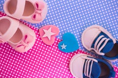 Het ` s een jongen en een meisje Tweelingenachtergrond De Uitnodiging van de babydouche royalty-vrije stock fotografie Het ` s een jongen en een meisje Tweelingenachtergrond De Uitnodiging van de babydouche royalty-vrije stock fotografie