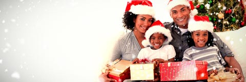 Het samengestelde beeld van Kerstmis van de familieholding stelt voor royalty-vrije stock fotografie Het samengestelde beeld van Kerstmis van de familieholding stelt voor royalty-vrije stock fotografie