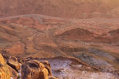 Het satellietbeeld van klein dorp bij de voet van Onderstel Sinai zet Horeb, Gabal Musa, Moses Mount tijdens zonsopgang op Sinai stock afbeelding Het satellietbeeld van klein dorp bij de voet van Onderstel Sinai zet Horeb, Gabal Musa, Moses Mount tijdens zonsopgang op Sinai stock afbeelding