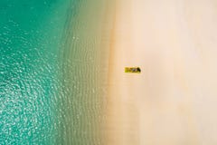 Het satellietbeeld van het slanke vrouw zwemmen op zwemt matras in het transparante turkooise overzees in Seychellen De zomerzeeg stock afbeelding Het satellietbeeld van het slanke vrouw zwemmen op zwemt matras in het transparante turkooise overzees in Seychellen De zomerzeeg stock afbeelding