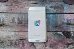 Het scherm van googlekaarten wordt geschoten op de melkwegs6 rand die van Samsung stock foto's Het scherm van googlekaarten wordt geschoten op de melkwegs6 rand die van Samsung stock foto's