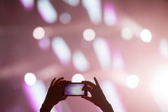 Het schieten van videoklem met mobiele telefoon tijdens een overleg royalty-vrije stock foto Het schieten van videoklem met mobiele telefoon tijdens een overleg royalty-vrije stock foto