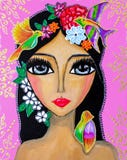 Het schilderen, portret van een jonge vrouw met grote ogen, met bloemen op haar hoofd en kolibries, heldere kleuren royalty-vrije illustratie Het schilderen, portret van een jonge vrouw met grote ogen, met bloemen op haar hoofd en kolibries, heldere kleuren royalty-vrije illustratie