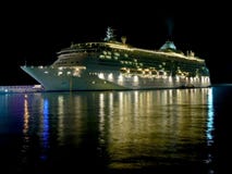 Het schip van de cruise bij nacht met mooie bezinningen royalty-vrije stock fotografie Het schip van de cruise bij nacht met mooie bezinningen royalty-vrije stock fotografie