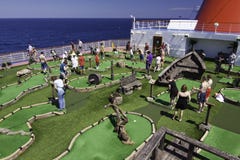Het schippret van de cruise - Minigolf op zee stock foto Het schippret van de cruise - Minigolf op zee stock foto