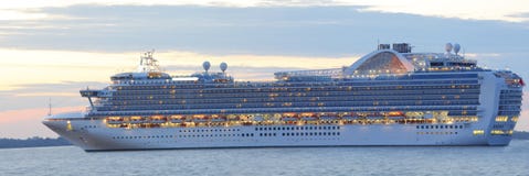 Het schipzonsondergang van de cruise stock fotografie Het schipzonsondergang van de cruise stock fotografie
