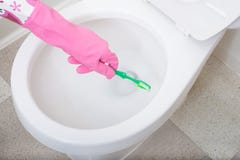 Het Schoonmaken van het toilet royalty-vrije stock afbeeldingen Het Schoonmaken van het toilet royalty-vrije stock afbeeldingen