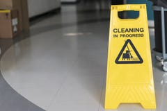 Het schoonmakende teken van de vooruitgangsvoorzichtigheid in bureau royalty-vrije stock fotografie Het schoonmakende teken van de vooruitgangsvoorzichtigheid in bureau royalty-vrije stock fotografie