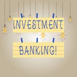 Het schrijven nota die Investeringsbankwezen tonen Bedrijfsfoto demonstratieverwezenlijking van kapitaal voor andere bedrijven of royalty-vrije stock afbeeldingen Het schrijven nota die Investeringsbankwezen tonen Bedrijfsfoto demonstratieverwezenlijking van kapitaal voor andere bedrijven of royalty-vrije stock afbeeldingen
