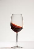 Het schudden van wijn op glas royalty-vrije stock fotografie Het schudden van wijn op glas royalty-vrije stock fotografie
