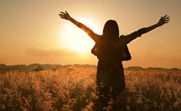 Het silhouet dat van de vrouw op de zomerzon wacht stock afbeelding Het silhouet dat van de vrouw op de zomerzon wacht stock afbeelding