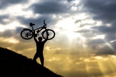 Het silhouet van de fietsermens en bergfiets royalty-vrije stock fotografie Het silhouet van de fietsermens en bergfiets royalty-vrije stock fotografie
