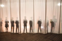 Het silhouet van de mensen achter het gordijn in het theater op stadium, de schaduw achter de schermen is gelijkaardig aan het wi royalty-vrije stock afbeeldingen Het silhouet van de mensen achter het gordijn in het theater op stadium, de schaduw achter de schermen is gelijkaardig aan het wi royalty-vrije stock afbeeldingen
