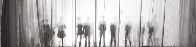 Het silhouet van de mensen achter het gordijn in het theater op stadium, de schaduw achter de schermen is gelijkaardig aan het wi stock fotografie Het silhouet van de mensen achter het gordijn in het theater op stadium, de schaduw achter de schermen is gelijkaardig aan het wi stock fotografie