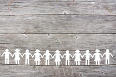 Het silhouet van Witboekkinderen op bruine houten achtergrond royalty-vrije stock foto's Het silhouet van Witboekkinderen op bruine houten achtergrond royalty-vrije stock foto's