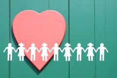 Het silhouet van Witboekkinderen op groene houten achtergrond met rood hart stock afbeeldingen Het silhouet van Witboekkinderen op groene houten achtergrond met rood hart stock afbeeldingen