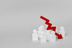 Het slechte teamwerk, mislukking in zaken De daling van winsten en de groeiindicatoren Groep arbeiders en het richten onderaan pi royalty-vrije stock afbeelding Het slechte teamwerk, mislukking in zaken De daling van winsten en de groeiindicatoren Groep arbeiders en het richten onderaan pi royalty-vrije stock afbeelding