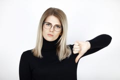 Het sombere jonge aantrekkelijke blonde toont neer duim royalty-vrije stock afbeeldingen Het sombere jonge aantrekkelijke blonde toont neer duim royalty-vrije stock afbeeldingen