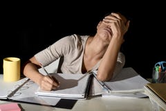 Het Spaanse meisje vermoeid en laat thuis bored - nacht die droevig en beklemtoond bestuderen voorbereidend examen kijken royalty-vrije stock fotografie Het Spaanse meisje vermoeid en laat thuis bored - nacht die droevig en beklemtoond bestuderen voorbereidend examen kijken royalty-vrije stock fotografie