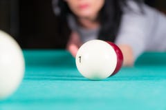Het speelbiljart van de vrouw richtsnoer en biljartballen stock afbeelding Het speelbiljart van de vrouw richtsnoer en biljartballen stock afbeelding