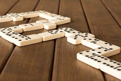 Het spelen domino's op een houten lijst Het concept de Domino GA stock fotografie Het spelen domino's op een houten lijst Het concept de Domino GA stock fotografie