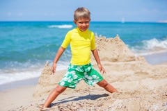 Het spelen van de jongen op het strand stock afbeeldingen Het spelen van de jongen op het strand stock afbeeldingen