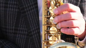 Het spelen van de mens saxofoon stock footage Het spelen van de mens saxofoon stock footage