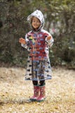 Het spelen van het meisje in de regen royalty-vrije stock fotografie Het spelen van het meisje in de regen royalty-vrije stock fotografie