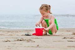 Het spelen van het meisje in het zand royalty-vrije stock afbeeldingen Het spelen van het meisje in het zand royalty-vrije stock afbeeldingen