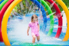 Het spelen van het meisje met fontein stock foto's Het spelen van het meisje met fontein stock foto's