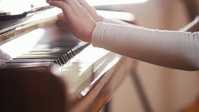 Het spelen van het kind piano Sluit omhoog op pianosleutels, kindhanden en vingers stock footage Het spelen van het kind piano Sluit omhoog op pianosleutels, kindhanden en vingers stock footage