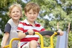 Het Spelen van twee Young Boys op Fiets stock fotografie Het Spelen van twee Young Boys op Fiets stock fotografie